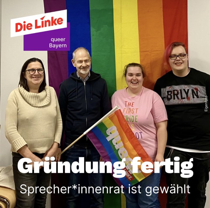 Sprcherinnenrat: Daniela Huber, Wolfgang Schulz, Fiona Sampson, Phillip Pietsch vor einer Regenbogenflaggee