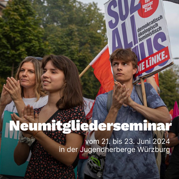 Text:  Zentrales Neumitgliederseminar vom 21. bis 23. Juni 2024 in der Jugendherberge Würzburg. Bild: Menschen auf einer Demo mit  einem Plakat, auf dem Sozialismus steht.
